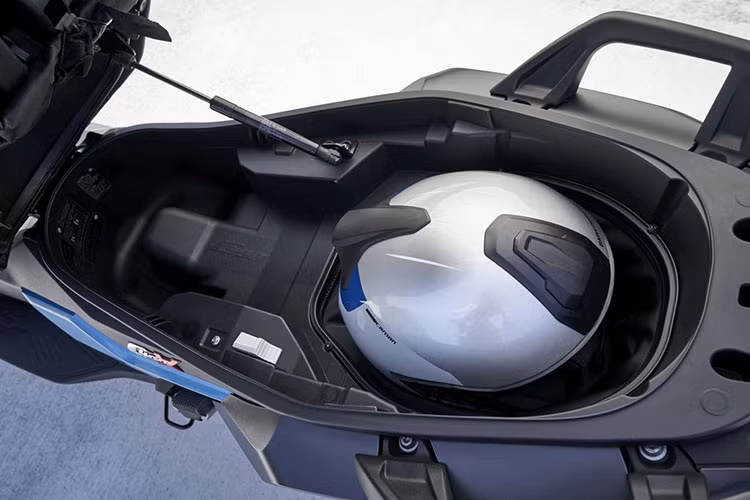 Nhờ có bộ Flexcase được BMW trang bị, mẫu xe C400X có dung tích chứa đồ khả lớn, không kém gì các đàn anh C650 GT hay C650 Sport. Bộ Flexcase này là một chiếc túi có thể kéo dài từ dưới gầm của xe ga, tăng thêm diện tích của cốp chính có thể để vừa một mũ bảo hiểm full-face.