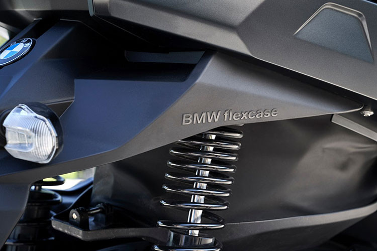 Để bảo đảm an toàn, thương hiệu môtô BMW Motorrad trang bị hệ thống chống bó cứng phanh (ABS) cho cả 2 hệ thống phanh trước (đĩa kép) và sau (đĩa đơn). Ngoài ra, hãng xe Đức cũng trang bị hệ thống chống trượt bánh (ASC) khi người lái phanh gấp trên đường trơn trượt.