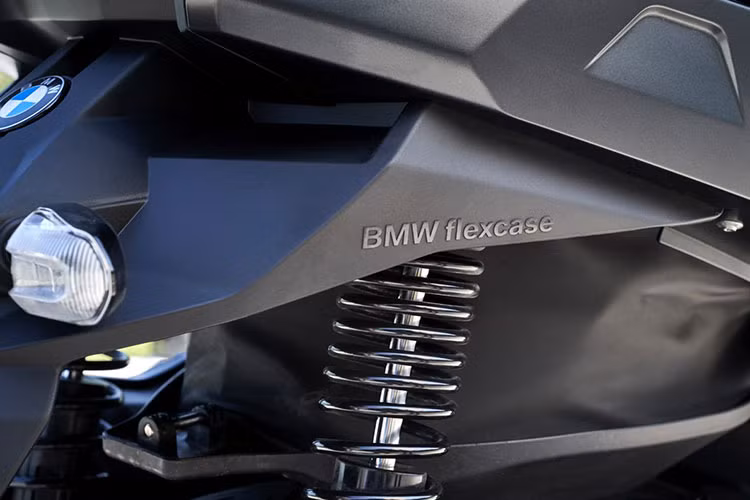 Để bảo đảm an toàn, thương hiệu môtô BMW Motorrad trang bị hệ thống chống bó cứng phanh (ABS) cho cả 2 hệ thống phanh trước (đĩa kép) và sau (đĩa đơn). Ngoài ra, hãng xe Đức cũng trang bị hệ thống chống trượt bánh (ASC) khi người lái phanh gấp trên đường trơn trượt.