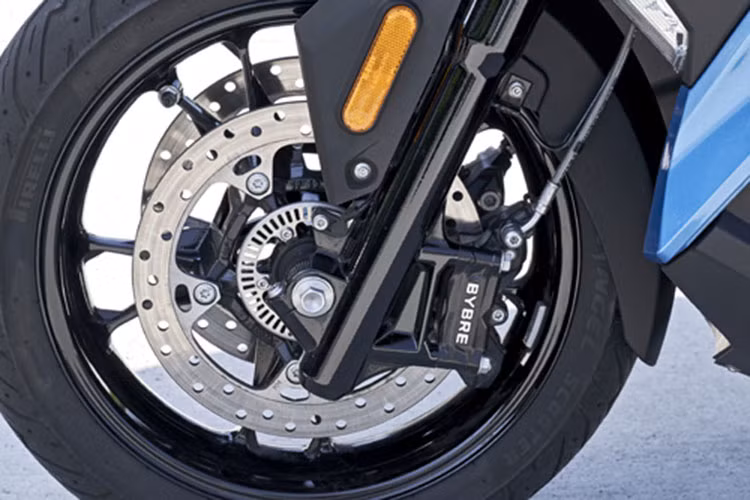 Hệ thống giảm xóc của mẫu xe tay ga BMW C400X gồm cặp phuộc xuôi kiểu truyền thống ty 35mm phía trước và cặp thụt lò xo sau. Chịu trách nhiệm hãm lại tốc độ của xe là bộ phanh đĩa đôi 265mm cùng cặp kẹp phanh xuyên tâm 4 piston ở phía trước và đĩa đơn, phanh kẹp đơn phía sau.