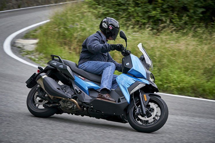 Tính đến thời điểm hiện tại, chiếc maxi-scooter duy nhất được phân phối chính hãng tại Việt Nam chỉ có AK550 của Kymco với giá 375 triệu đồng. Trong thời gian tới, sự xuất hiện của BMW C400X có thể sẽ khuấy động phân khúc xe tay ga cỡ lớn tại Việt Nam.