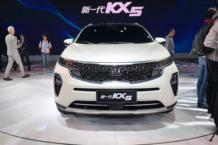 Mẫu Kia KX5 phiên bản 2019 vẫn được trang bị lưới tản nhiệt "miệng hùm" đặc trưng của gia đình Kia nhưng lại nối liền với cụm đèn pha thanh mảnh, bao gồm 4 bóng LED khác nhau. Trong khi đó, ở Kia Sportage 2019 tại thị trường nước ngoài, cụm đèn pha nằm cao hẳn lên trên nắp capô và tách riêng với lưới tản nhiệt.