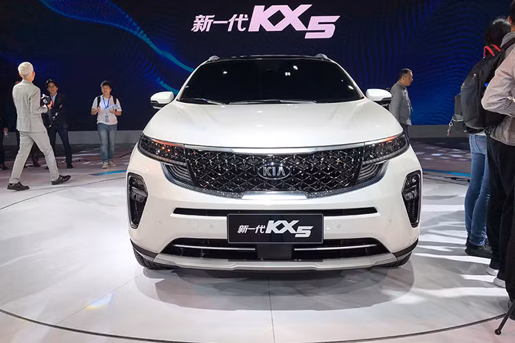 Mẫu Kia KX5 phiên bản 2019 vẫn được trang bị lưới tản nhiệt "miệng hùm" đặc trưng của gia đình Kia nhưng lại nối liền với cụm đèn pha thanh mảnh, bao gồm 4 bóng LED khác nhau. Trong khi đó, ở Kia Sportage 2019 tại thị trường nước ngoài, cụm đèn pha nằm cao hẳn lên trên nắp capô và tách riêng với lưới tản nhiệt.