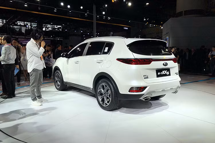 Do đó được làm mới và dành riêng cho thị trường Trung Quốc, so với Sportage mới, Kia KX5 2019 sở hữu một số nét thiết kế riêng. Thậm chí, Kia KX5 còn trông giống phiên bản cũ của Sportage hơn là mới, tuy nhiên kích thước của xe không được thay đổi nhiều. 