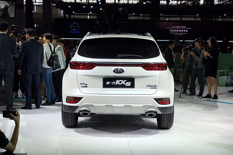 Ngoài ra, Kia KX5 2019 còn được trang bị hốc gió trên cản trước nhỏ hơn Sportage mới. Ngay cả hốc đèn sương mù của Kia KX5 2019 cũng có thiết kế riêng. Những chi tiết còn lại như nắp cốp, cản sau, bộ khuếch tán gió và đèn sương mù sau của Kia KX5 2019 đều được thiết kế mới thay vì bê nguyên từ Sportage sang.