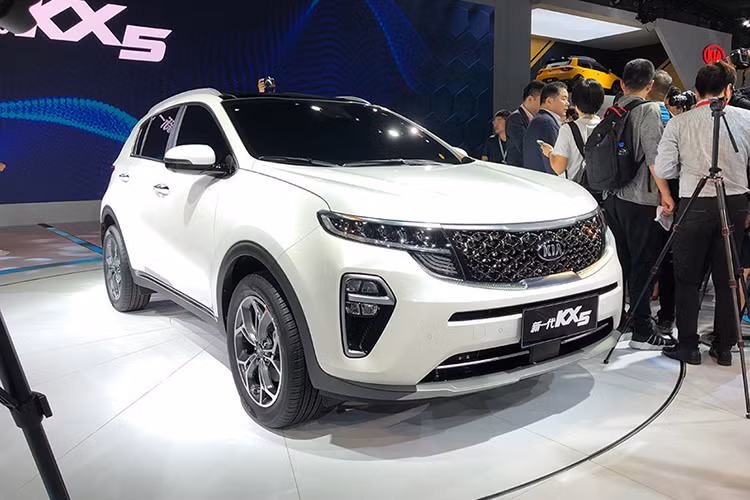 Tại triển lãm Ô tô Quảng Châu 2018, liên doanh Dongfeng Yueda Kia đã chính thức giới thiệu mẫu crossover cỡ C KX5 2019. Trên thực tế, Kia KX5 2019 mới chính là phiên bản dành riêng cho thị trường Trung Quốc của mẫu xe Sportage quen thuộc.