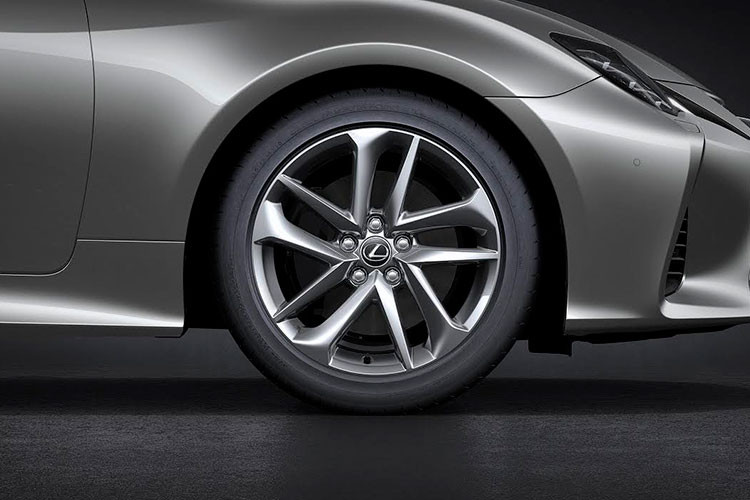 Đuôi xe được thiết kế đầy thẩm mỹ và sắc sảo với cụm đèn hậu LED thanh mảnh mang hình chữ L rõ rệt và sắc nét hơn, thể hiện thiết kế đặc trưng mới trên những chiếc coupe Lexus. Mâm xe kích thước 18-inch thiết kế trẻ trung, mạnh mẽ với độ bám đường của lốp xe cao hơn đem đen khả năng phải hồi lái tuyệt vời.