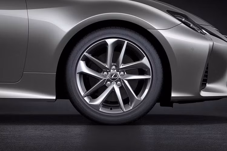 Đuôi xe được thiết kế đầy thẩm mỹ và sắc sảo với cụm đèn hậu LED thanh mảnh mang hình chữ L rõ rệt và sắc nét hơn, thể hiện thiết kế đặc trưng mới trên những chiếc coupe Lexus. Mâm xe kích thước 18-inch thiết kế trẻ trung, mạnh mẽ với độ bám đường của lốp xe cao hơn đem đen khả năng phải hồi lái tuyệt vời.