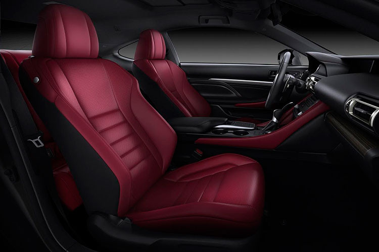 Lexus RC 2019 trang bị động cơ xăng Turbo 2.0L ưu việt với công nghệ phun xăng trực tiếp 4 kỳ, kết hợp hộp số tự động 8 cấp sản sinh công suất cực đại 241 mã lực tại 5.800 vòng/phút và mô men xoắn cực đại 350Nm tại 1.650 – 4.400 vòng/phút. Xe được tinh chỉnh hệ thống treo và cơ cấu truyền động của xe đem đến khả năng lái linh hoạt và xử lý nhạy bén.