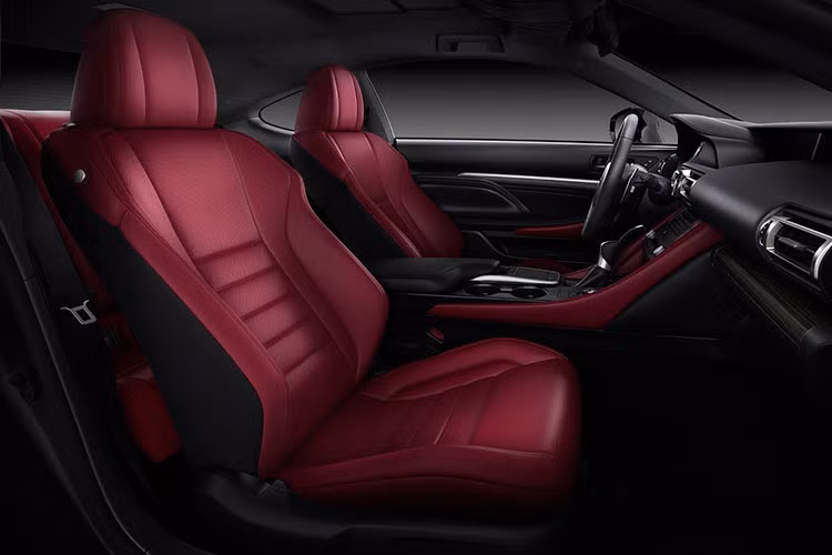 Lexus RC 2019 trang bị động cơ xăng Turbo 2.0L ưu việt với công nghệ phun xăng trực tiếp 4 kỳ, kết hợp hộp số tự động 8 cấp sản sinh công suất cực đại 241 mã lực tại 5.800 vòng/phút và mô men xoắn cực đại 350Nm tại 1.650 – 4.400 vòng/phút. Xe được tinh chỉnh hệ thống treo và cơ cấu truyền động của xe đem đến khả năng lái linh hoạt và xử lý nhạy bén.