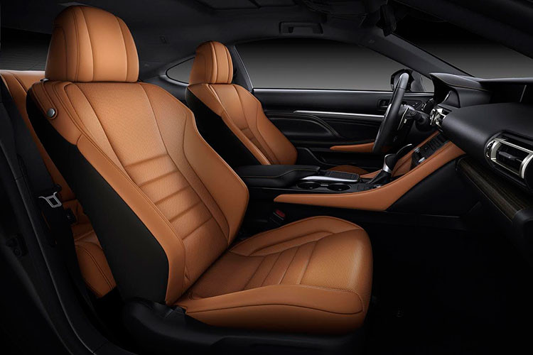 Đồng hồ kim số mới tương tự với chiếc LC nằm ở vị trí đầu bảng điều khiển là nét đặc trưng trên mẫu xe coupe của Lexus. Lexus RC có tới 7 màu ngoại thất và 4 màu nội thất, trong đó màu ngoại thất đỏ Radiant Red đặc biệt nhất; 2 màu nội thất Ocher/Nâu Vàng Clove là những màu mới trên RC.