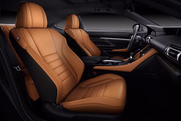 Đồng hồ kim số mới tương tự với chiếc LC nằm ở vị trí đầu bảng điều khiển là nét đặc trưng trên mẫu xe coupe của Lexus. Lexus RC có tới 7 màu ngoại thất và 4 màu nội thất, trong đó màu ngoại thất đỏ Radiant Red đặc biệt nhất; 2 màu nội thất Ocher/Nâu Vàng Clove là những màu mới trên RC.