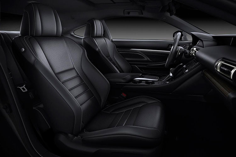 Khoang nội thất RC 2019 vẫn kế thừa không gian và nội thất tiện nghi của phiên bản trước, đồng thời bảng đồng hồ cụm trung tâm và đồng hồ analog điều chỉnh GPS được lấy cảm hứng từ chiếc LC, góp phần mang tới cảm nhận chất lượng ngày càng cao.