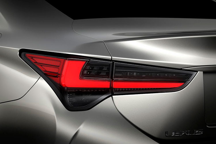 Đồng thời Lexus tăng thêm độ sang trọng và trang nhã cho ngoại thất của xe nhờ vào thay đổi thiết kế ở góc cản trước, tạo nên một đường tiếp nối mượt mà từ đèn pha hay thanh nan dọc uyển chuyển từ lưới tản nhiệt hình con suốt với đường nét vuốt xuống sắc sảo. Cụm đèn pha 3 bóng LED được làm mới, sắp xếp theo chiều dọc tạo nên diện mạo mới.