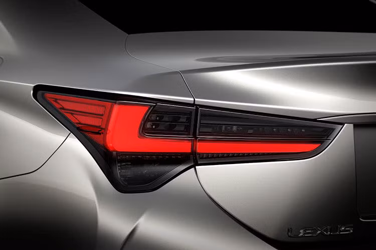 Đồng thời Lexus tăng thêm độ sang trọng và trang nhã cho ngoại thất của xe nhờ vào thay đổi thiết kế ở góc cản trước, tạo nên một đường tiếp nối mượt mà từ đèn pha hay thanh nan dọc uyển chuyển từ lưới tản nhiệt hình con suốt với đường nét vuốt xuống sắc sảo. Cụm đèn pha 3 bóng LED được làm mới, sắp xếp theo chiều dọc tạo nên diện mạo mới.