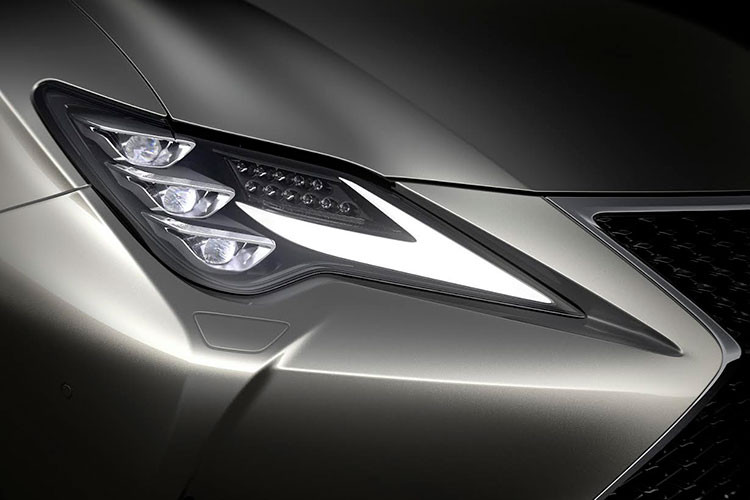 Thương hiệu xe sang Lexus duy trì tỉ lệ kích thước như phiên bản RC hiện tại, chỉ có kích thước chiều dài lớn hơn (+5mm) kết hợp trọng tâm thấp và sự thay đổi ở mặt trước làm nhấn mạnh vẻ bề thế và phong cách thể thao.