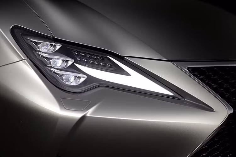 Thương hiệu xe sang Lexus duy trì tỉ lệ kích thước như phiên bản RC hiện tại, chỉ có kích thước chiều dài lớn hơn (+5mm) kết hợp trọng tâm thấp và sự thay đổi ở mặt trước làm nhấn mạnh vẻ bề thế và phong cách thể thao.