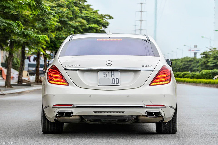 Bên cạnh đó điểm khác biệt về thiết kế ngoại thất so với phiên bản tiêu chuẩn nằm ở lưới tản nhiệt 3 nan kép, đèn pha và đèn định vị LED, bộ vành 19 inch đa chấu, ống xả kép và logo Maybach, vị trí cột B có sự xuất hiện của 2 nẹp kim loại mạ chrome nhằm phân biệt với "người anh em" S-Class...