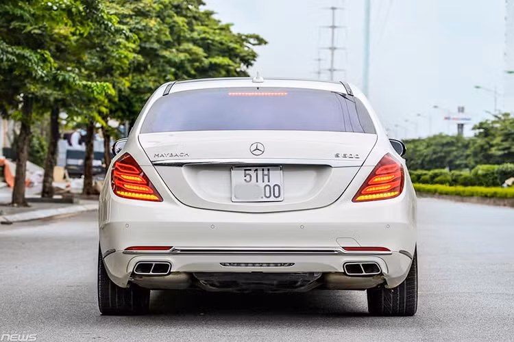 Bên cạnh đó điểm khác biệt về thiết kế ngoại thất so với phiên bản tiêu chuẩn nằm ở lưới tản nhiệt 3 nan kép, đèn pha và đèn định vị LED, bộ vành 19 inch đa chấu, ống xả kép và logo Maybach, vị trí cột B có sự xuất hiện của 2 nẹp kim loại mạ chrome nhằm phân biệt với "người anh em" S-Class...