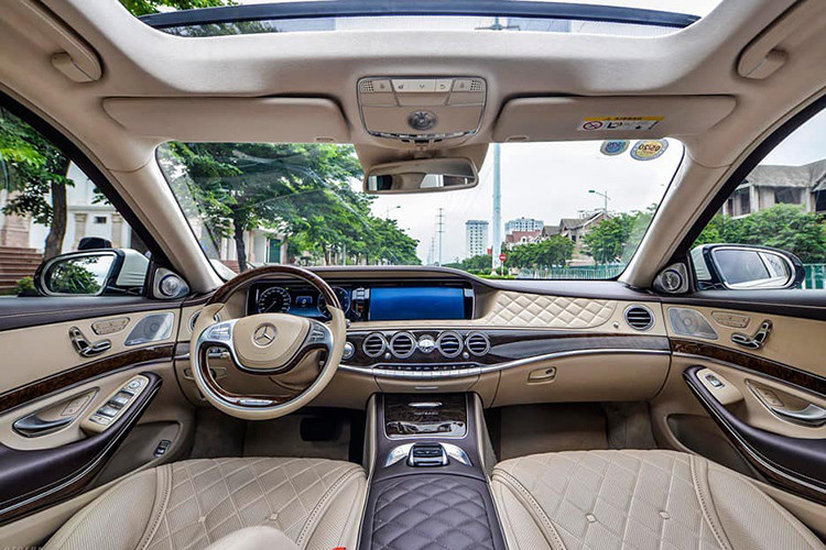 Bên trong nội thất của mẫu siêu xe sang S600 xa xỉ bậc nhất nhà Mercedes-Benz với chất liệu da Nappa cùng gỗ Desino bao phủ trong xe. Những đường chỉ khâu tay cũng được thợ thủ công may tinh tế bên trong nội thất. Vô lăng xe khá lớn được bọc gỗ cao cấp với những phím điều khiển cơ bản tích hợp ngay trên vị trí lái.