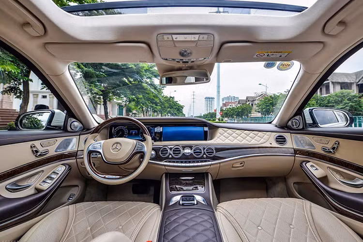 Bên trong nội thất của mẫu siêu xe sang S600 xa xỉ bậc nhất nhà Mercedes-Benz với chất liệu da Nappa cùng gỗ Desino bao phủ trong xe. Những đường chỉ khâu tay cũng được thợ thủ công may tinh tế bên trong nội thất. Vô lăng xe khá lớn được bọc gỗ cao cấp với những phím điều khiển cơ bản tích hợp ngay trên vị trí lái.