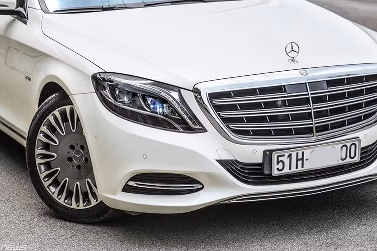 Xe sở hữu chiều dài 5.453 mm, với trục cơ sở kéo dài thêm 20 cm, Maybach S600 khác biệt hoàn toàn so với những chiếc Mercedes-Benz S-Class thông thường. Nhìn từ bên hông, chiếc xe siêu sang của Mercedes mang nhiều đường nét thiết kế của mẫu Maybach 57 vang danh một thời.