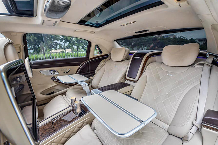 Mercedes-Maybach S600 2015 sử dụng động cơ V12 tăng áp kép, dung tích 6.0 lít, sản sinh công suất cực đại 530 mã lực và mô-men xoắn cực đại 830 Nm. Kết hợp với hộp số tự động 7 cấp 7G-Tronic Plus, xe mất 5 giây để tăng tốc từ 0-100 km/h trước khi đạt vận tốc tối đa 250 km/h.