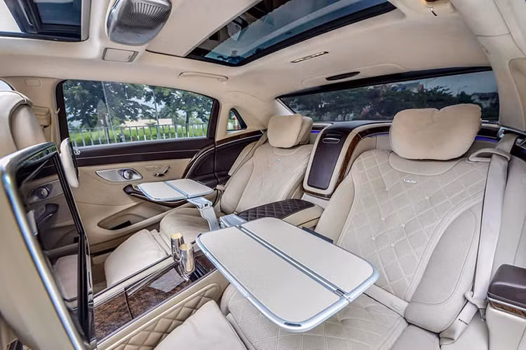 Mercedes-Maybach S600 2015 sử dụng động cơ V12 tăng áp kép, dung tích 6.0 lít, sản sinh công suất cực đại 530 mã lực và mô-men xoắn cực đại 830 Nm. Kết hợp với hộp số tự động 7 cấp 7G-Tronic Plus, xe mất 5 giây để tăng tốc từ 0-100 km/h trước khi đạt vận tốc tối đa 250 km/h.