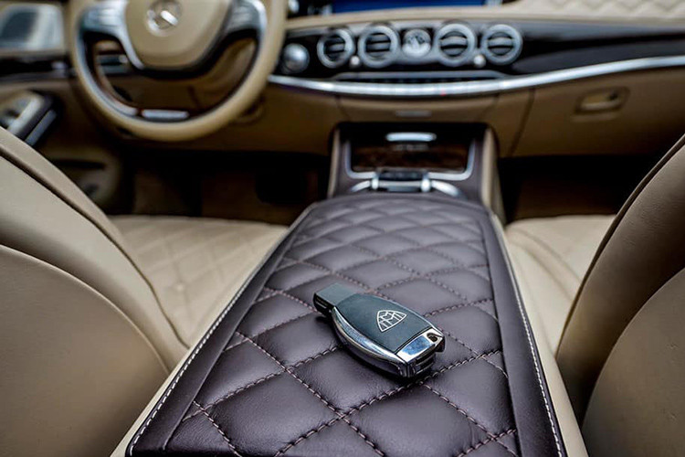 Xe cũng được trang bị nhiều công nghệ tiên tiến nhất của hãng, chẳng hạn hệ thống treo Magic Body Control. Đây là hệ thống treo sử dụng các cảm biến để quét mặt đường phía trước 15 m, sau đó phân tích và gửi tới hệ thống treo thích ứng, giúp xe đi qua mặt đường xấu một cách êm ái nhất. 