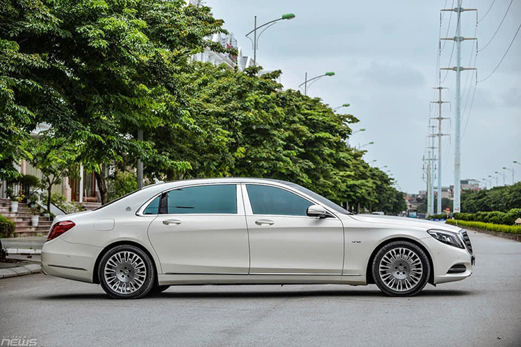 Chiếc xe sang Mercedes-Maybach S600 trong bài viết này được sản xuất từ năm 2015, sở hữu ngoại thất màu trắng và đăng kí biển số TP HCM. Theo như chủ nhân rao bán trên sàn xe cũ, chiếc Mercedes-Maybach S600 lăn bánh khá ít. Do không có nhu cầu tiếp tục sử dụng, chủ nhân của xe đã quyết định rao bán lại với giá 8,2 tỷ đồng.