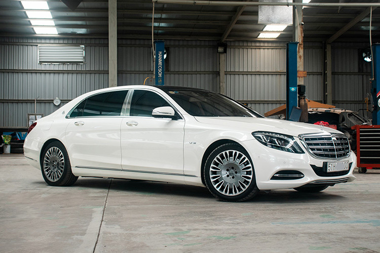 Giá xe siêu sang Mercedes Maybach S600 trong bài viết này còn khá mới và nó được chủ nhân sử dụng khoảng 3 năm và chào bán trên sàn xe cũ với giá 8,2 tỷ. Như vậy nếu tính mức giá sau thuế tiêu thụ đặc biệt từ tháng 7/2016, chủ nhân của xe chịu lỗ tới 6,2 tỷ đồng cho chiếc xe này.