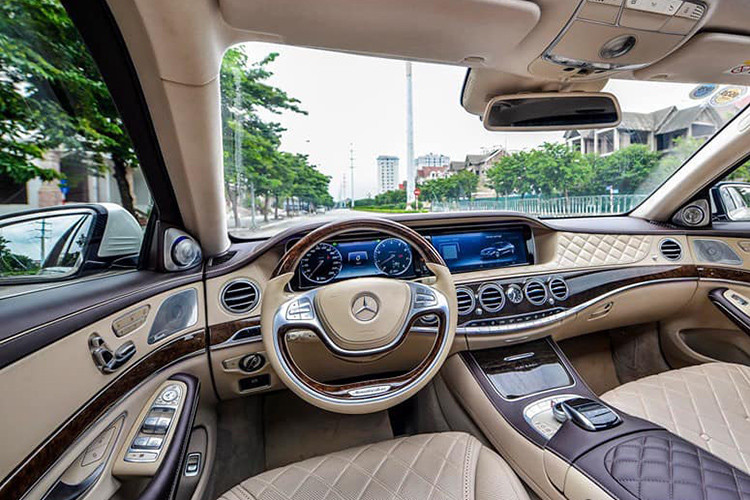 Ngoài vô lăng thiết kế khá tinh tế, sang trọng - bảng điều khiển trung tâm được tô điểm với đồng hồ cơ học phong cách cổ điển. Hệ thống âm thanh vòm Burmester® high-end 3D 24 loa, công suất 1540 watt cho những trải nghiệm audiophile trung thực bậc nhất hiện nay cùng màn hình giải trí đa tính năng kết nối với điện thoại thông minh.