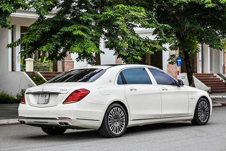 Mẫu xe sang Mercedes-Maybach S600 được giới thiệu lần đầu tiên tại Việt Nam vào năm 2015 đi kèm giá bán 9,669 tỷ đồng. Đến tháng 7/2016, sau khi biểu thuế tiêu thụ đặc biệt mới chính thức được áp dụng, giá bán của Maybach S600 tăng mạnh lên mức hơn 14,4 tỷ đồng.