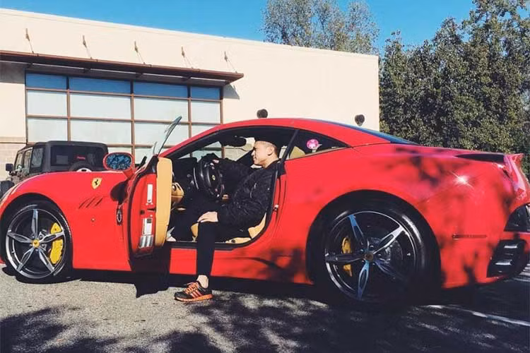 Thiếu gia 9X này chia sẻ sở thích chính là mê xe hơi thể thao, ít khi mua sắm hoặc đi du lịch . Hiện Jade đang đảm nhận 2 công việc là trợ giảng môn Sinh và môn Toán tại một trường đại học ở Mỹ.