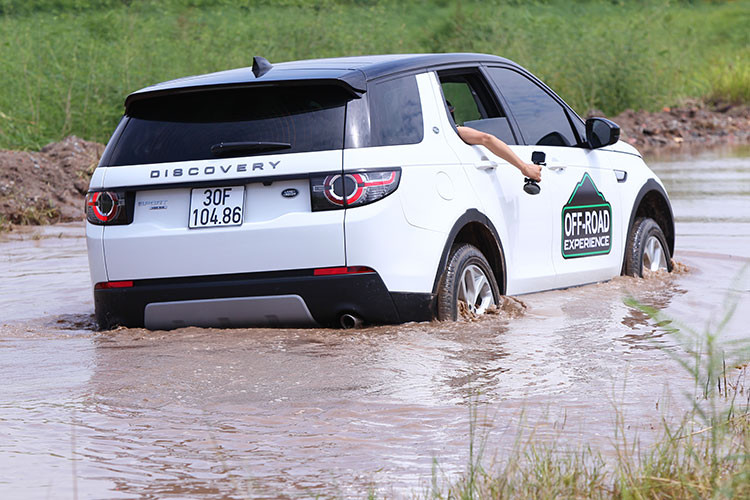 Ở bài Offroad, người tham gia phần thi trải nghiệm sẽ được giới thiệu hàng loạt những công nghệ hỗ trợ lái xe hiện đại trên Land Rover như; hỗ trợ đổ dốc, kiểm soát độ bám đường, phản ứng địa hình, hệ thống treo khí nén, chuyển đổi tốc độ hộp số và hệ thống kiểm soát địa hình.