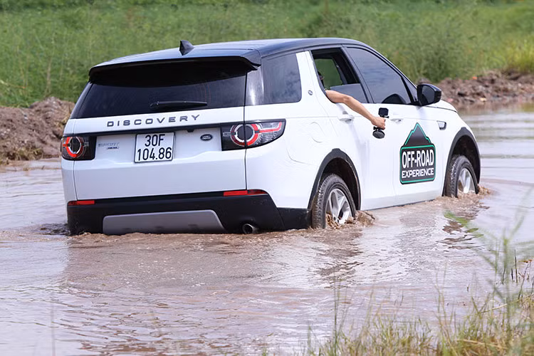 Ở bài Offroad, người tham gia phần thi trải nghiệm sẽ được giới thiệu hàng loạt những công nghệ hỗ trợ lái xe hiện đại trên Land Rover như; hỗ trợ đổ dốc, kiểm soát độ bám đường, phản ứng địa hình, hệ thống treo khí nén, chuyển đổi tốc độ hộp số và hệ thống kiểm soát địa hình.