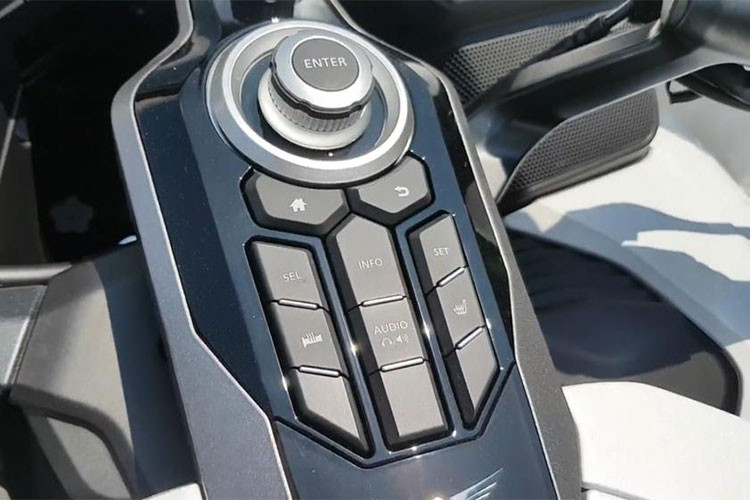 Thêm vào đó là tính năng sưởi tay lái, ghế trước và sau có những cài đặt riêng cùng hệ thống định vị tương tự phiên bản cũ. Tuy nhiên, điểm nhấn của mẫu xe môtô Honda Goldwing 2018 mới chính là nằm ở hệ thống treo có thiết kế xương đòn kép Showa giúp bánh trước nằm gần với động cơ hơn.