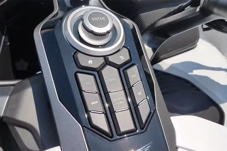 Thêm vào đó là tính năng sưởi tay lái, ghế trước và sau có những cài đặt riêng cùng hệ thống định vị tương tự phiên bản cũ. Tuy nhiên, điểm nhấn của mẫu xe môtô Honda Goldwing 2018 mới chính là nằm ở hệ thống treo có thiết kế xương đòn kép Showa giúp bánh trước nằm gần với động cơ hơn.