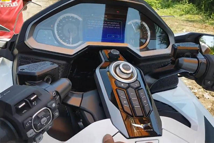 So với “người tiền nhiệm”, Goldwing 2018 trông thể thao và bớt đồ sộ hơn. Hệ thống thông tin giải trí tiêu chuẩn với màn hình màu LCD TFT 7 inch cho phép hiển thị thông tin giải trí và định vị đồng thời hỗ trợ ứng dụng Apple CarPlay để kết nối điện thoại iPhone với xe. Bên cạnh đó, Goldwing 2018 cũng sở hữu khóa thông minh Smart Key.