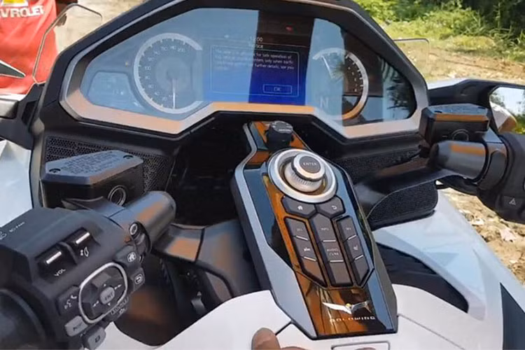 So với “người tiền nhiệm”, Goldwing 2018 trông thể thao và bớt đồ sộ hơn. Hệ thống thông tin giải trí tiêu chuẩn với màn hình màu LCD TFT 7 inch cho phép hiển thị thông tin giải trí và định vị đồng thời hỗ trợ ứng dụng Apple CarPlay để kết nối điện thoại iPhone với xe. Bên cạnh đó, Goldwing 2018 cũng sở hữu khóa thông minh Smart Key.