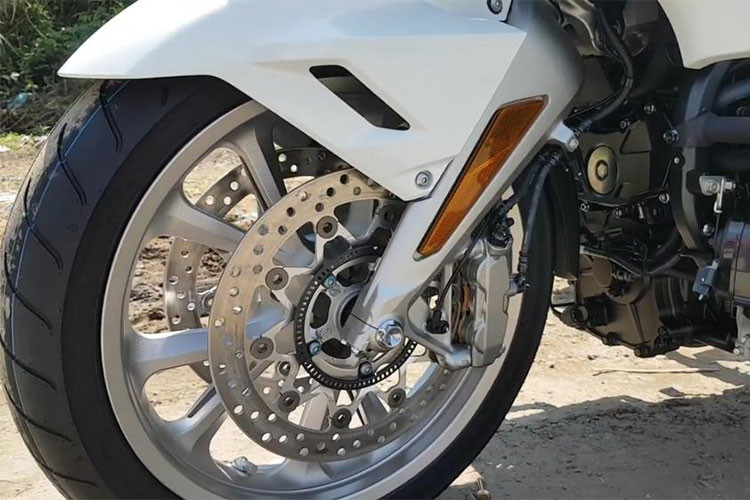 Honda Goldwing 2018 còn được trang bị những tính năng hiện đại hơn so với trước đây - đặc biệt là hệ thống chống bó cứng phanh ABS khi ôm cua, hỗ trợ khởi hành ngang dốc Hill Start Assist (HSA), kiểm soát hành trình, công nghệ kiểm soát mô-men xoắn Honda Selectable Torque Control (HSTC) và ngắt máy khi dừng lâu Idling Stop giúp dễ sử dụng đồng thời giảm lượng xăng tiêu thụ.