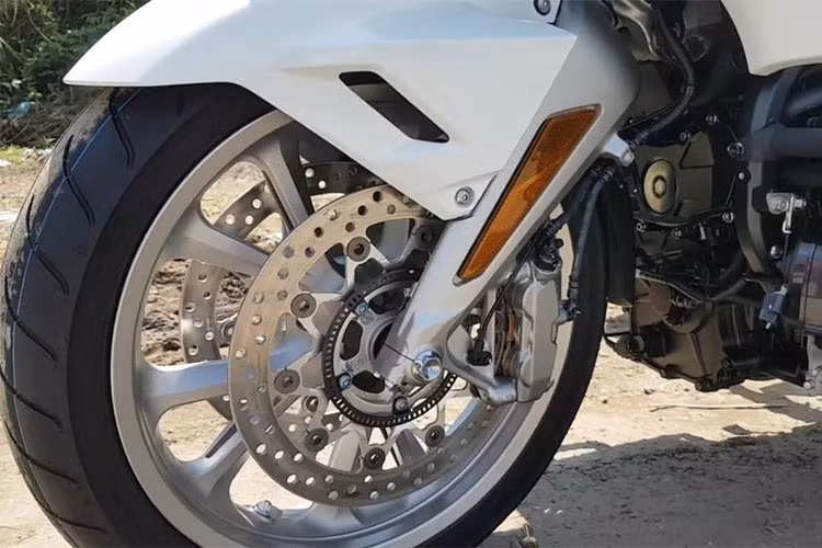 Honda Goldwing 2018 còn được trang bị những tính năng hiện đại hơn so với trước đây - đặc biệt là hệ thống chống bó cứng phanh ABS khi ôm cua, hỗ trợ khởi hành ngang dốc Hill Start Assist (HSA), kiểm soát hành trình, công nghệ kiểm soát mô-men xoắn Honda Selectable Torque Control (HSTC) và ngắt máy khi dừng lâu Idling Stop giúp dễ sử dụng đồng thời giảm lượng xăng tiêu thụ.