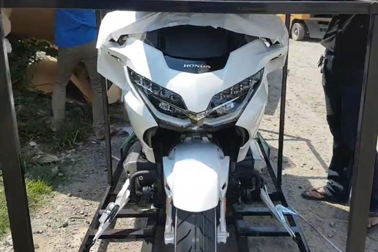 Cũng giống như phiên bản từng ra mắt tại Nhật bản vào 10/2017 vừa qua, Honda Goldwing 2018 được trang bị hệ thống chiếu sáng bằng đèn LED giúp tăng cường khả năng chiếu sáng phục vụ những chuyến đi xa, kính kính chỉnh điện cỡ trung có thể nâng lên, hạ xuống bằng nút bấm. Góc và chiều cao của kính chắn gió có thể tùy chỉnh thay cho kính chắn gió cỡ lớn trên phiên bản trước.