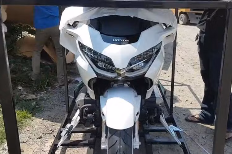 Cũng giống như phiên bản từng ra mắt tại Nhật bản vào 10/2017 vừa qua, Honda Goldwing 2018 được trang bị hệ thống chiếu sáng bằng đèn LED giúp tăng cường khả năng chiếu sáng phục vụ những chuyến đi xa, kính kính chỉnh điện cỡ trung có thể nâng lên, hạ xuống bằng nút bấm. Góc và chiều cao của kính chắn gió có thể tùy chỉnh thay cho kính chắn gió cỡ lớn trên phiên bản trước.