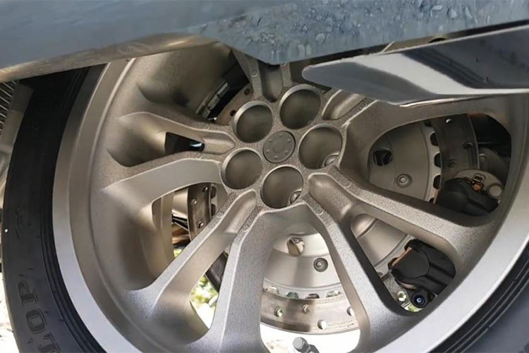 Động cơ của "vua đường trường" Honda Goldwing 2018 là máy 6 xy-lanh phẳng đặc trưng "vua đường trường" với 4 van/1 xy-lanh, dung tích 1.833 cc sản sinh công suất tối đa 124 mã lực tại vòng tua máy 5.500 vòng/phút và mô-men xoắn cực đại 170 Nm tại vòng tua máy 4.500 vòng/phút, kết hợp với hộp số 7 cấp và 1 số lùi.