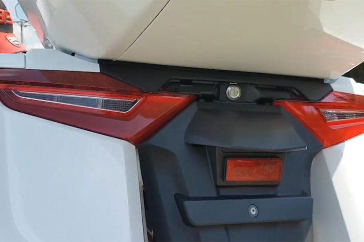 Ngoài việc được trang bị hệ thống treo hoàn toàn mới, khung gầm bằng nhôm bên trong của Honda Goldwing 2018 cũng sẽ được hãng xe máy Honda hàng đầu Nhật Bản thay đổi ở phía trước nhằm mang đến tư thế ngồi ngả về phía trước nhiều hơn cho người lái nhưng cũng thoải mái hơn so với trước đây.