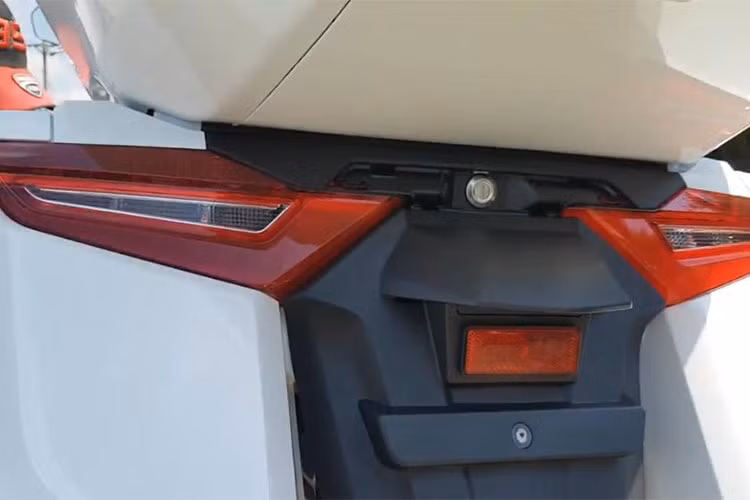 Ngoài việc được trang bị hệ thống treo hoàn toàn mới, khung gầm bằng nhôm bên trong của Honda Goldwing 2018 cũng sẽ được hãng xe máy Honda hàng đầu Nhật Bản thay đổi ở phía trước nhằm mang đến tư thế ngồi ngả về phía trước nhiều hơn cho người lái nhưng cũng thoải mái hơn so với trước đây.