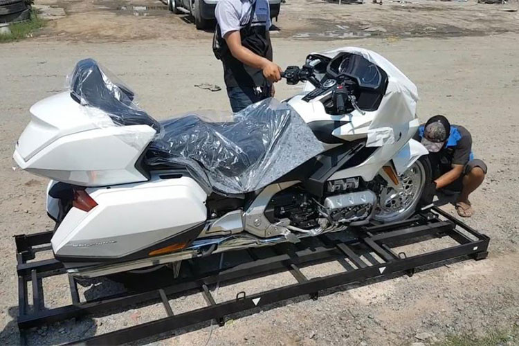 Mới đây, hình ảnh chiếc môtô được mệnh danh "vua đường trường" Honda Gold Wing 2018 đầu tiên đã được đưa về về Việt Nam, cụ thể là tại TP HCM. Tuy nhiên, hiện vẫn chưa rõ thông tin đây là mẫu xe được phân phối chính hãng hay được nhập khẩu từ phía đại lý tư nhân.