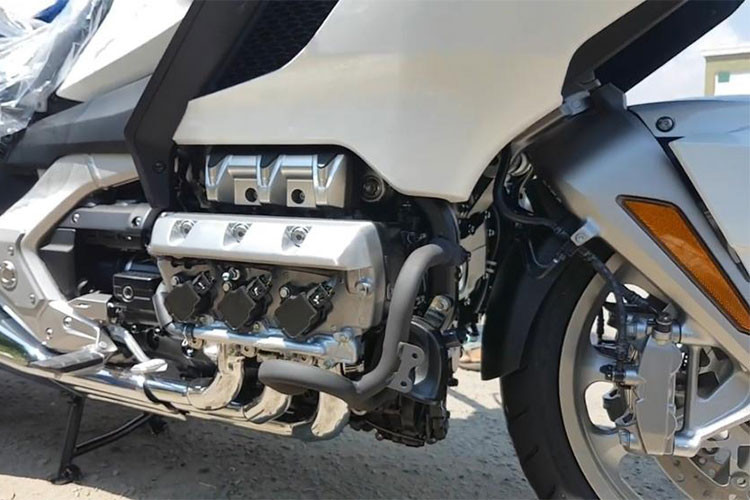 Honda cũng trang bị cho Goldwing 2018 hệ thống phun nhiên liệu trực tiếp PGM-FI, đi kèm 2 tùy chọn hộp số là hộp số sàn 6 cấp hoặc hộp số tự động 7 cấp với bộ ly hợp kép Dual Clutch Transmission (DCT) kèm theo chế độ Walking Mode giúp giới hạn tốc độ xuống 1,8 km/h khi tiến và 1,2 km/h khi lùi. So với phiên bản cũ, Goldwing 2018 đã tăng 7 mã lực và 3Nm mô men xoắn.