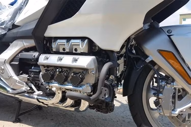 Honda cũng trang bị cho Goldwing 2018 hệ thống phun nhiên liệu trực tiếp PGM-FI, đi kèm 2 tùy chọn hộp số là hộp số sàn 6 cấp hoặc hộp số tự động 7 cấp với bộ ly hợp kép Dual Clutch Transmission (DCT) kèm theo chế độ Walking Mode giúp giới hạn tốc độ xuống 1,8 km/h khi tiến và 1,2 km/h khi lùi. So với phiên bản cũ, Goldwing 2018 đã tăng 7 mã lực và 3Nm mô men xoắn.